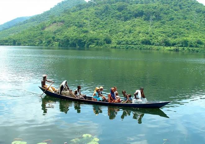 Image via https://touringghana.com/lake-volta/